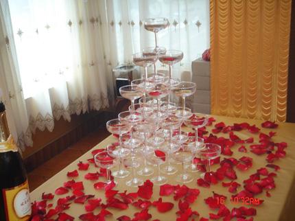 现在婚礼都还倒香槟塔吗