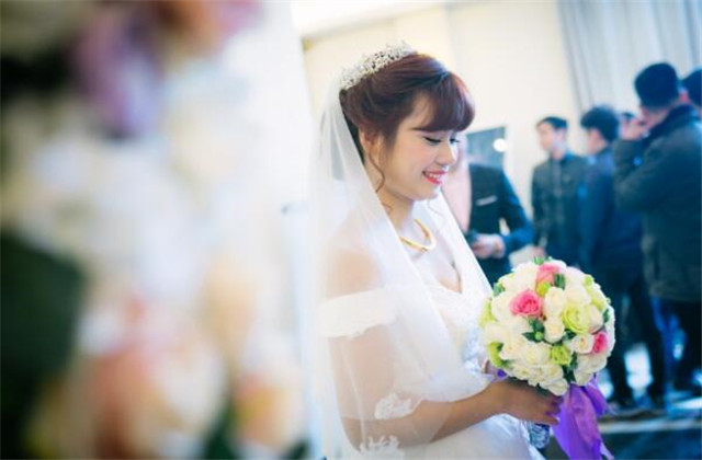 婚礼现场问新娘问题,司仪问新娘问题大全