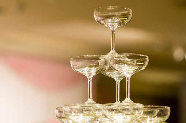 新郎新娘敬酒时说些什么 新郎新娘逐桌敬酒词