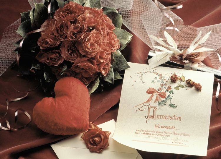 请柬请及全家及怎么写 请帖上怎么邀请全家人