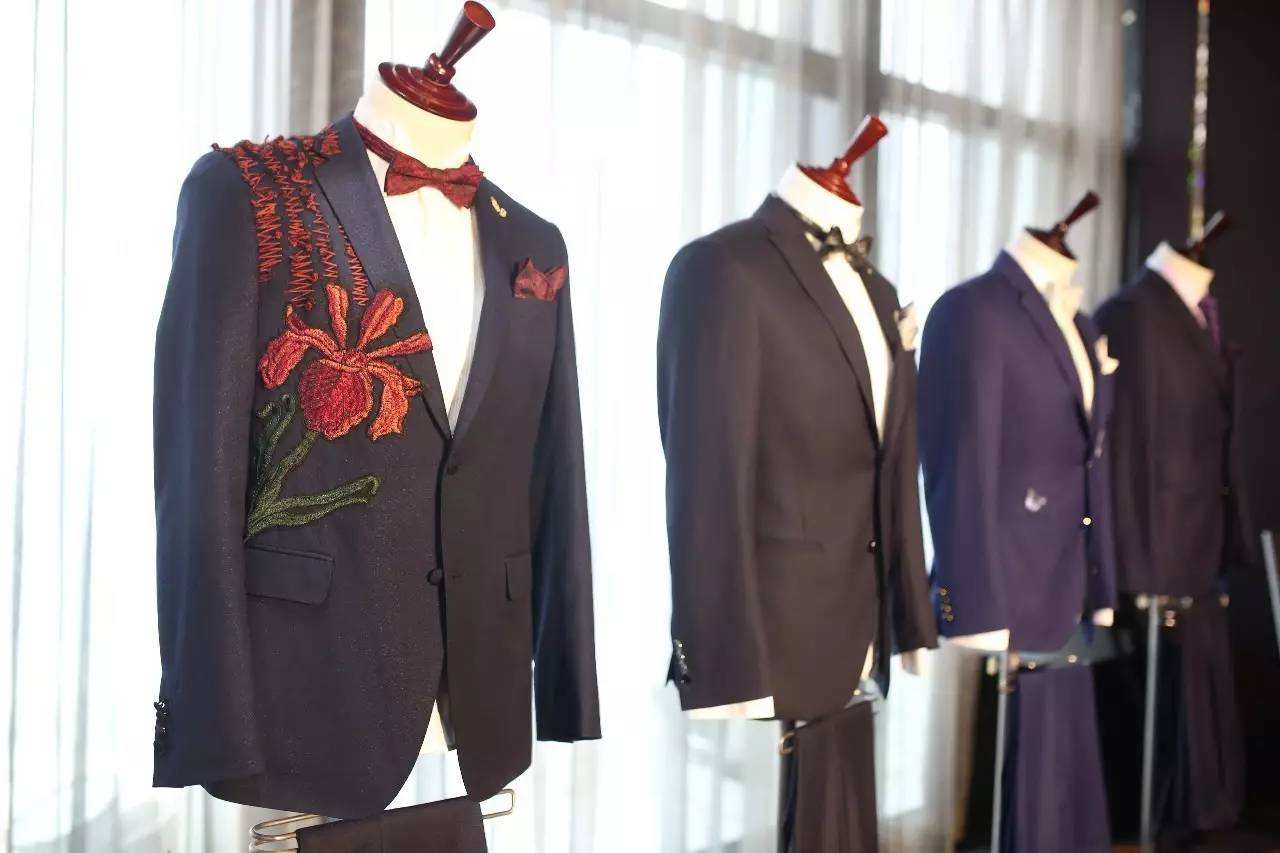 新中式婚礼新郎可以穿西服吗 中式婚礼男方穿西服