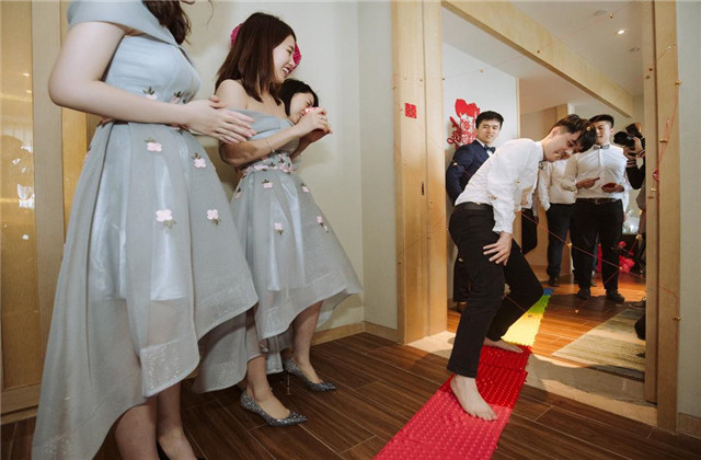 新郎接亲堵门幽默喊话,新郎接亲幽默喊门话术