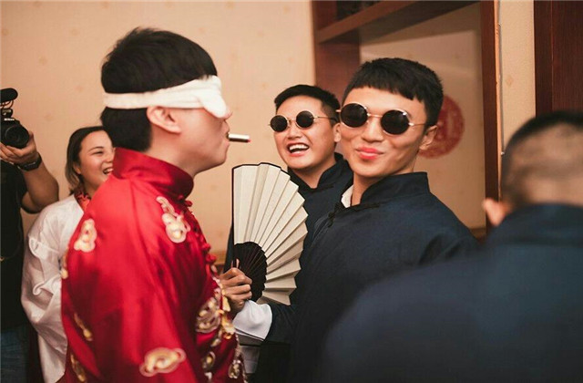 伴娘堵门说啥不尴尬,伴娘堵门需要说什么