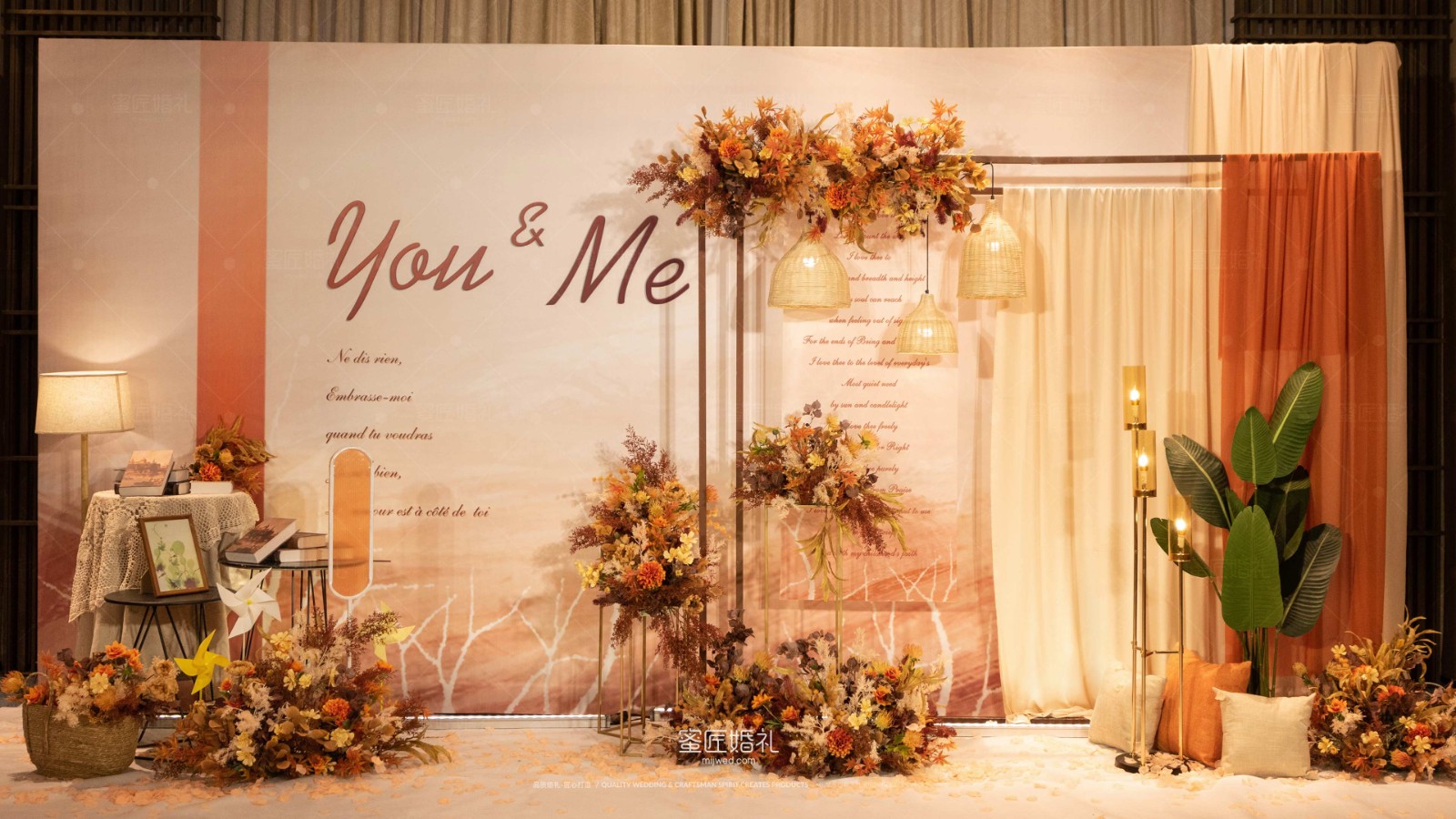 暖色系婚礼现场效果图 暖色调婚礼布置