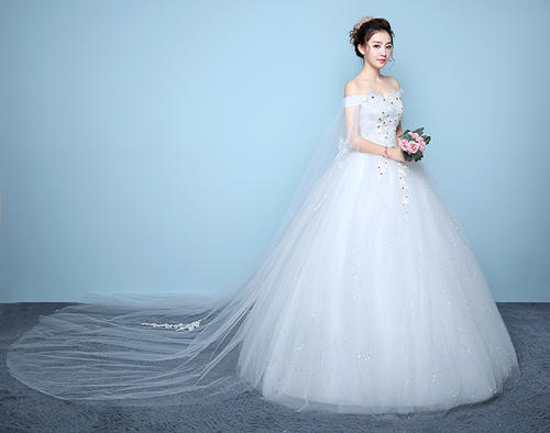 订婚女方应该穿什么衣服 订婚女方衣服