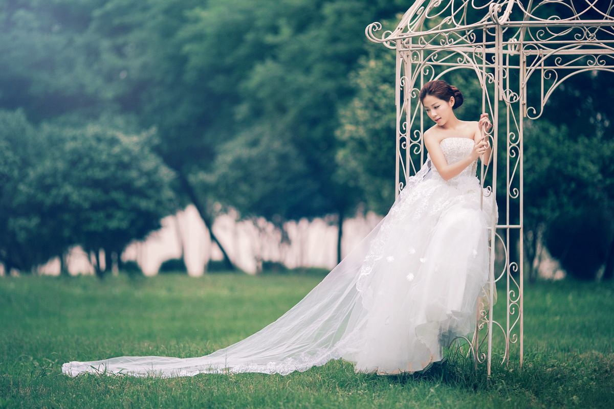 订婚女方应该穿什么衣服