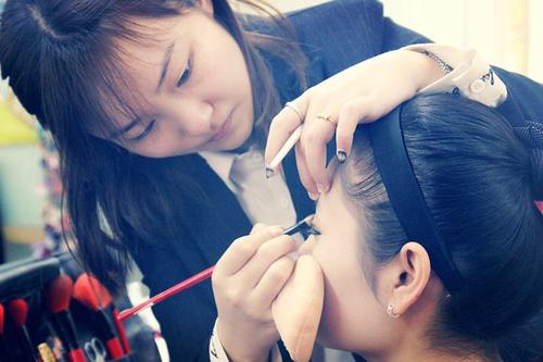 婚礼跟妆是男方找还是女方找 新娘跟妆是男方找还是女方找