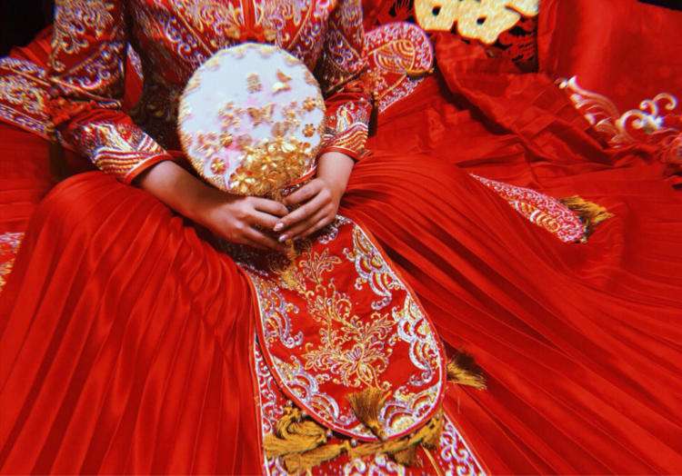 中式婚礼用手捧花还是扇子 结婚团扇和手捧花要哪个