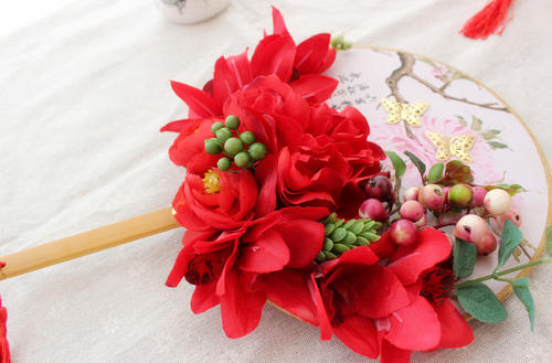 中式婚礼用手捧花还是扇子