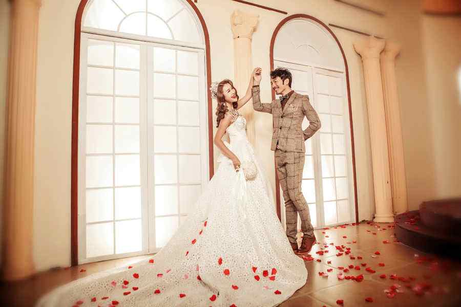 婚礼上可以穿轻婚纱吗 新娘婚礼穿搭注意什么