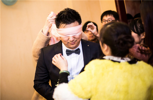 婚礼耍笑新郎的方法,结婚耍新郎的方法