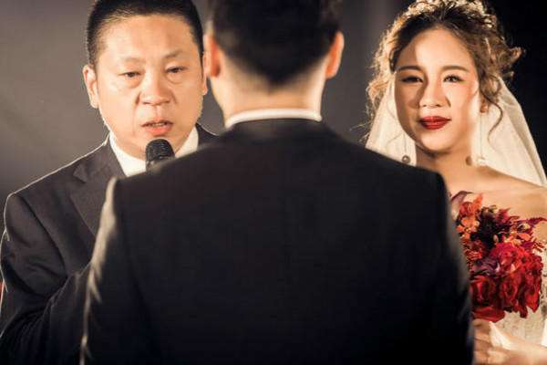 女儿婚礼爸爸穿的服装