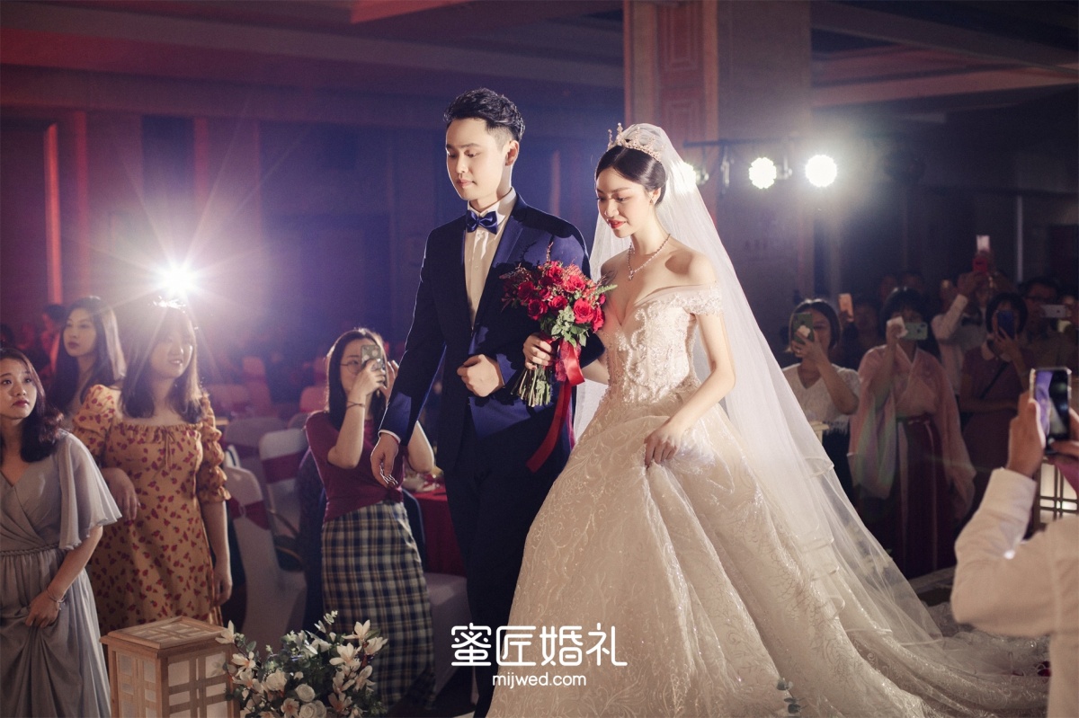 婚礼现场新郎演唱歌曲