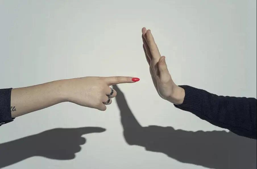 一个吵架动刀的女人该离婚吗