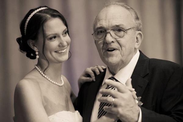 父亲参加新人婚礼的服装