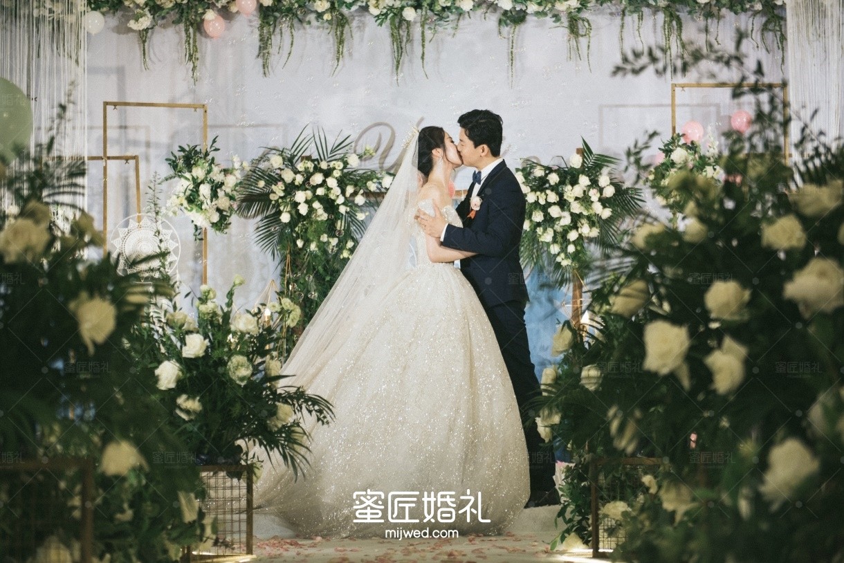 婚纱照套餐价目表 2020年拍婚纱照多少钱
