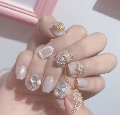 新娘精致结婚美甲图片 好看的新娘美甲款式图片