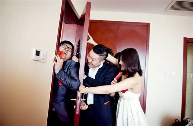 结婚闹洞房句子,闹洞房四言八句搞笑