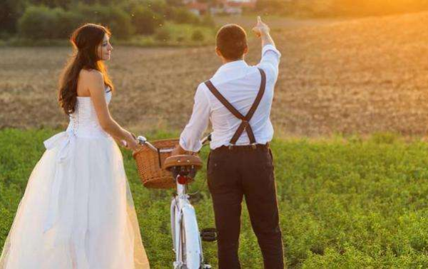 男人面对潇洒离开的女人