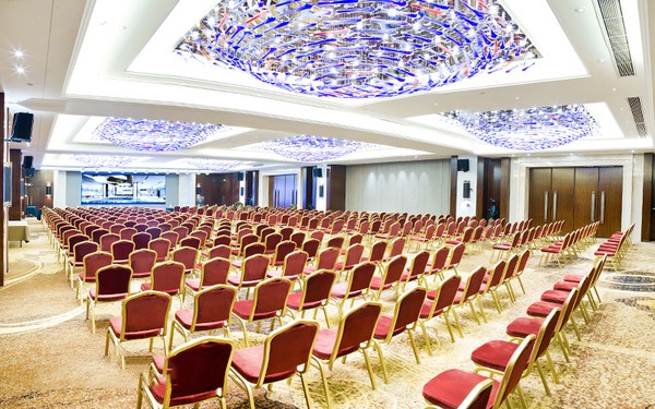 订婚宴上男方一定要敬酒