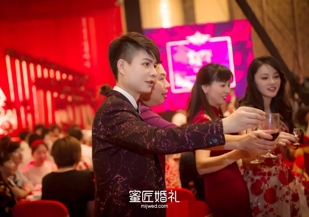  订婚宴上新人祝酒词