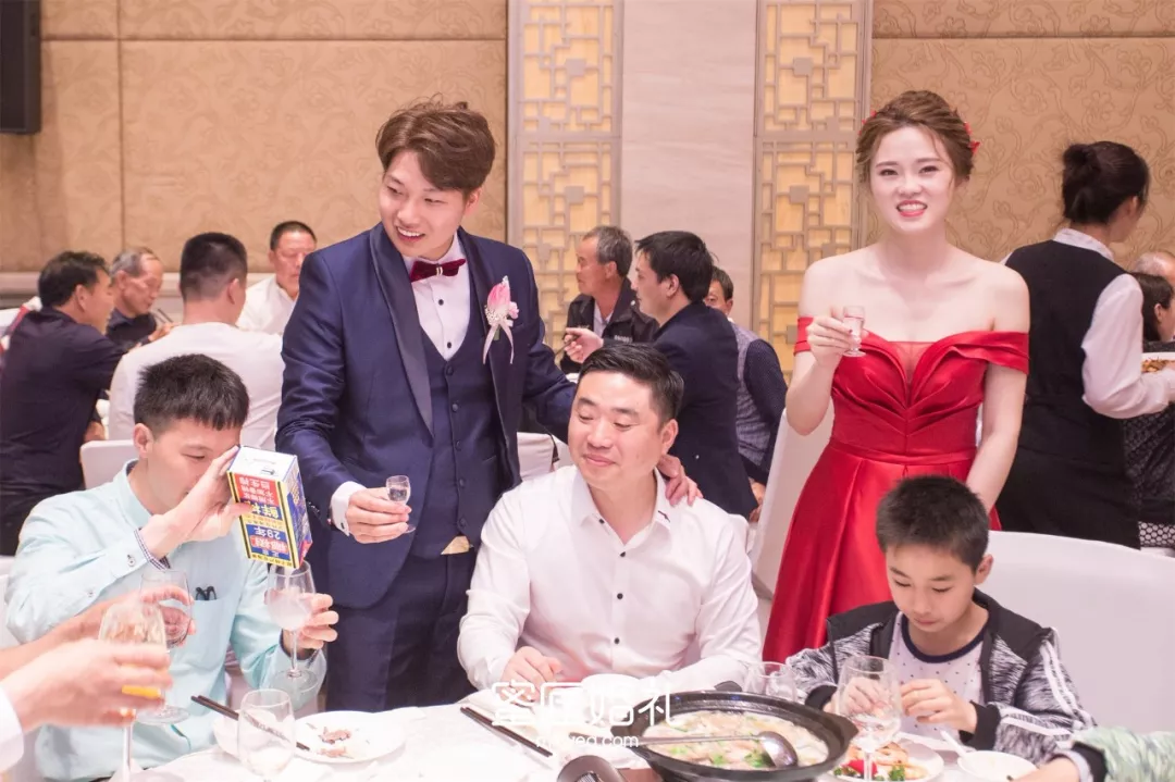 订婚宴长辈送祝酒词