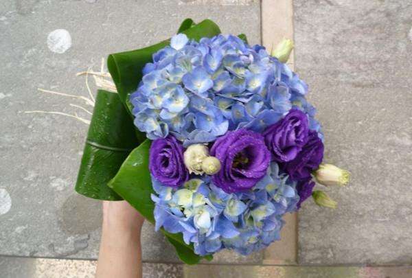 收到手捧花上台说什么 收到手捧花应该说什么