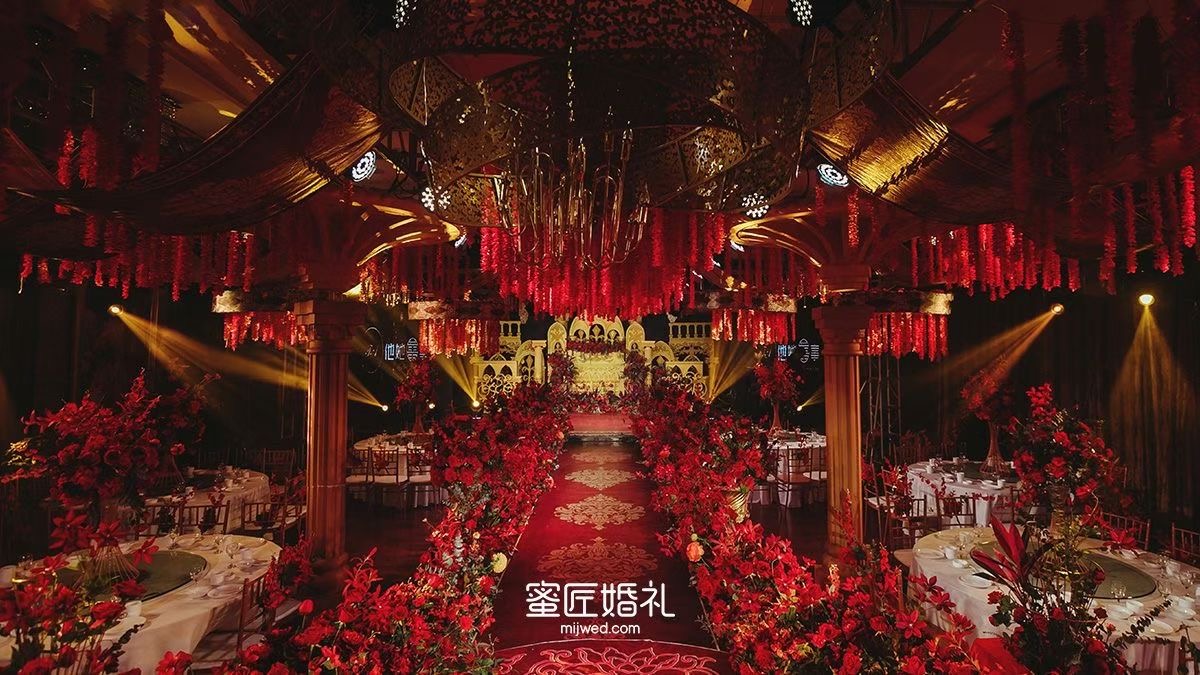 红色金色婚礼现场布置