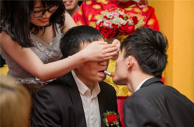 敬酒时如何整新郎,结婚敬酒为难新郎招数