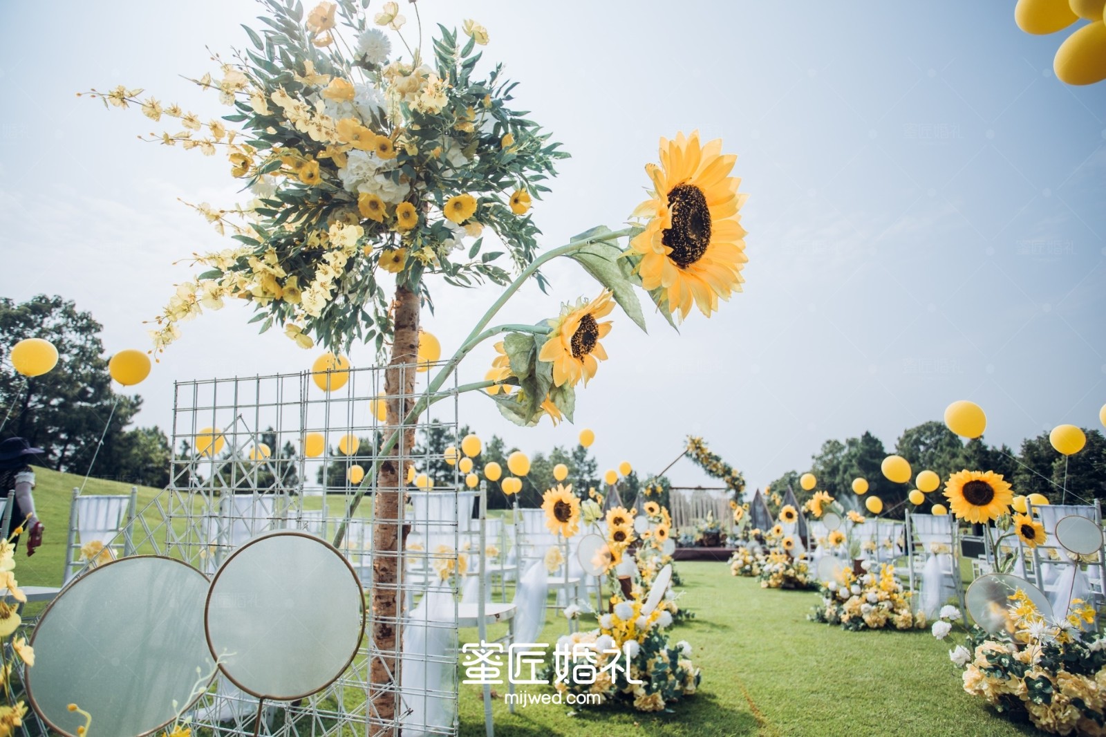 求好看的草坪婚礼现场布置 草坪婚礼现场布置效果