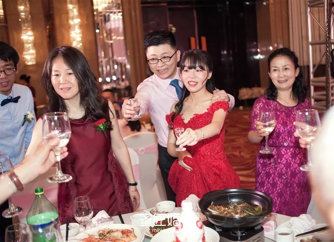订婚酒桌上的男方的敬酒词