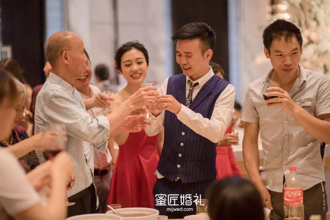 订婚酒桌上的男方敬酒词