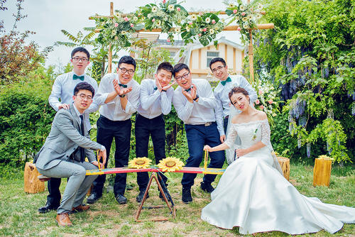 伴郎坐车坐什么位置