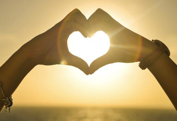 感谢女朋友送礼物的话简短 收到女朋友了礼物后的感谢语暖心