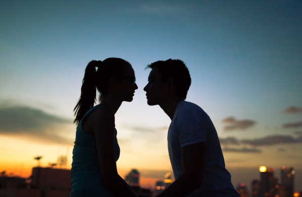 感谢女朋友送礼物的话朋友圈 感谢女朋友送礼物的话简短精辟