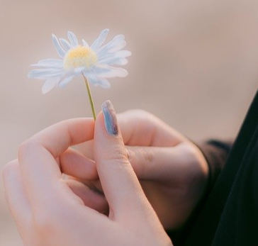 见面三次牵手是喜欢还是试探