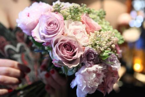 接到手捧花的朋友圈说说