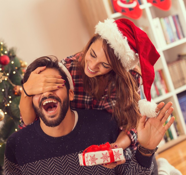 圣诞节马上就要到了，不管是送苹果还是送其他的礼物也好都少不了一张小小的贺卡，那么圣诞节贺卡上面写什么内容好呢?就可以看看2020年圣诞节贺卡内容简短平安夜圣诞节祝福语大全哦!
