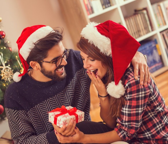 圣诞节马上就要到了，不管是送苹果还是送其他的礼物也好都少不了一张小小的贺卡，那么圣诞节贺卡上面写什么内容好呢?就可以看看2020年圣诞节贺卡内容简短平安夜圣诞节祝福语大全哦!