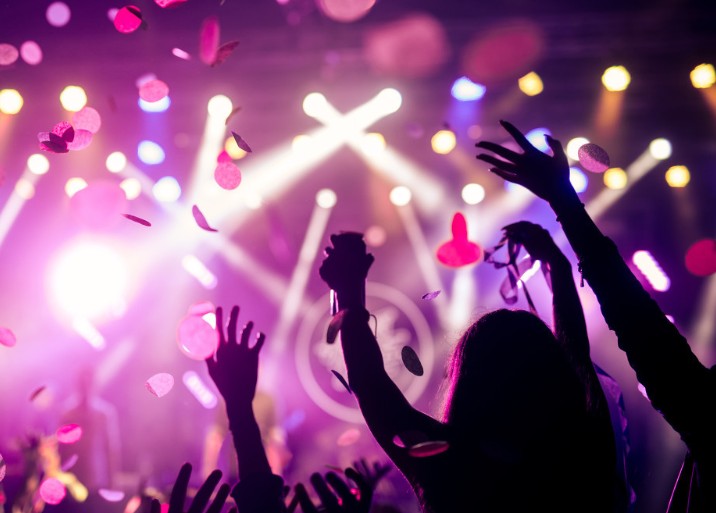 公司年会表演什么节目比较简单 年会节目创意简单团体