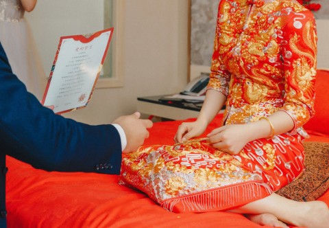 新娘下车脚落地对谁不好 胖新娘结婚老公背不动怎么办