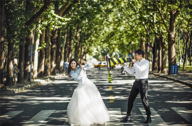 2021流行婚纱照的风格 2021流行婚纱照的风格街拍