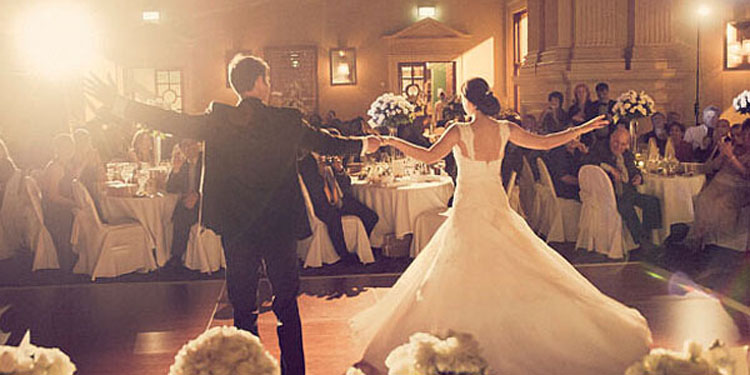 怎么样哄女孩子开心的话 怎么哄女孩子开心