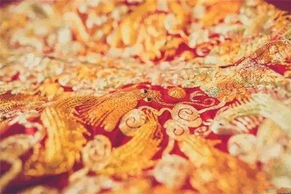 一身红妆待出嫁的诗句