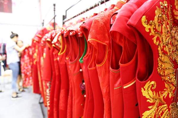 一身红嫁衣的优美诗词 新娘一身红嫁衣的优美诗词