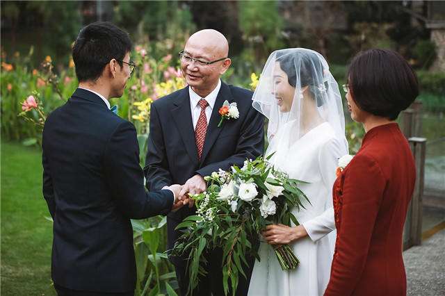 婚礼现场新郎父亲致辞简短 结婚当天新郎父亲致辞