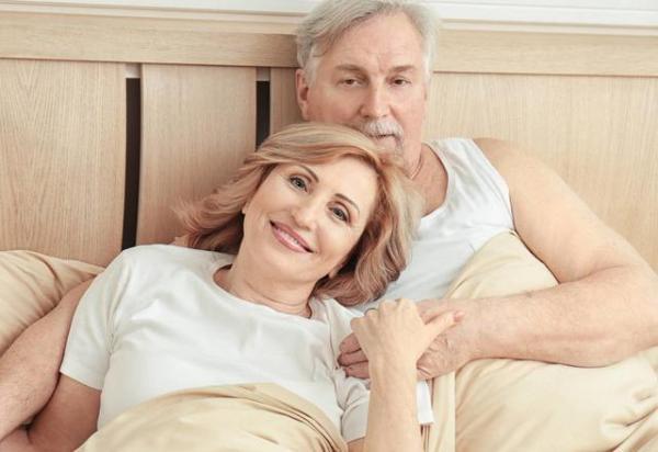 女孩子该怎么哄才开心 女生生气该怎么哄她开心