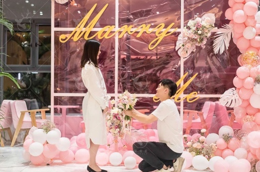 求婚浪漫感动告白方式 最浪漫惊喜的求婚方式