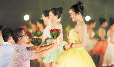 求婚浪漫感动告白方式 最浪漫惊喜的求婚方式