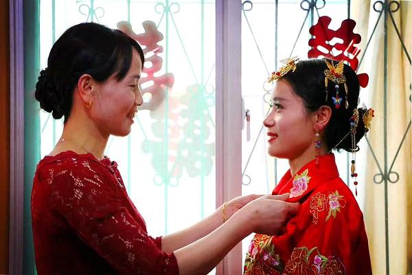 参加女儿婚礼妈妈穿什么衣服冬季